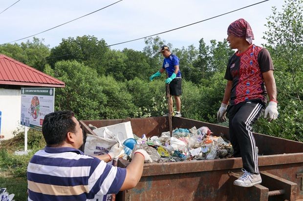 Recycling efforts under zero waste project at Kampung Gerinsing, Mengkabong in Tuaran.
