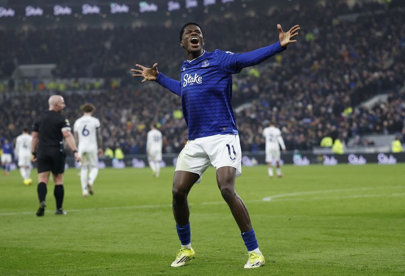 Soccer-Barry rescues point for Everton in 1-1 home draw with Leeds