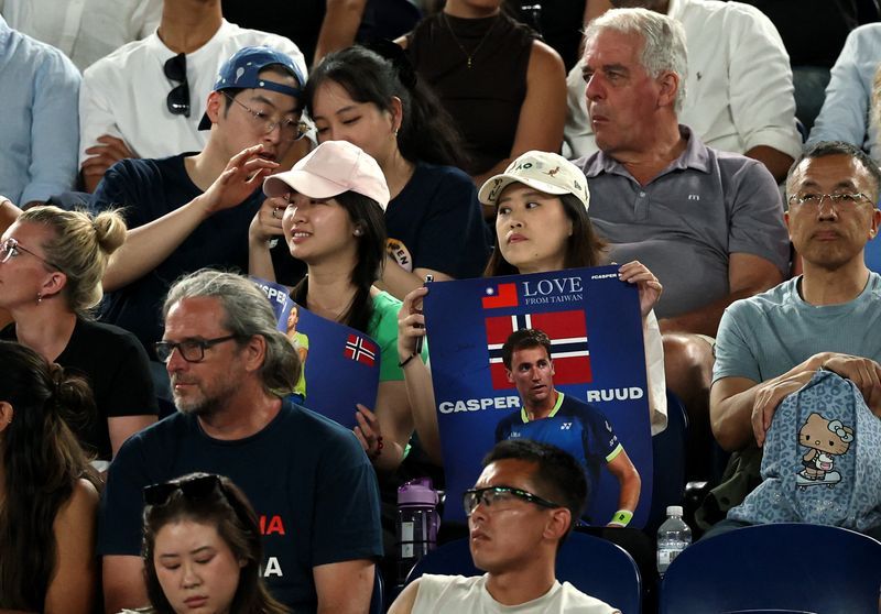 Tennis-Organisers invoke extreme heat policy at Australian Open