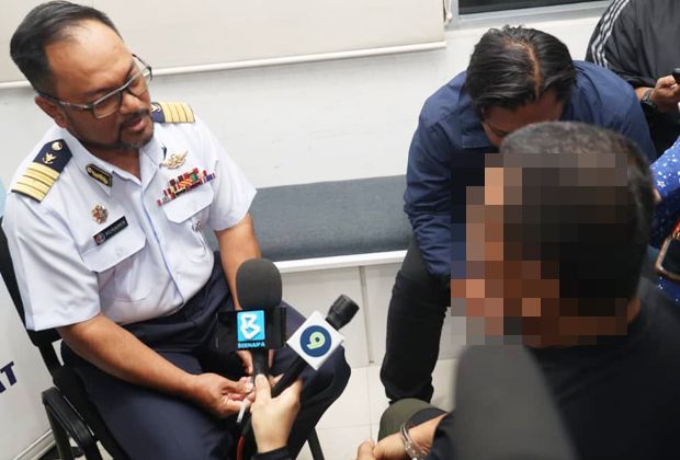 Capt Muhaimin questioning the Malaysian man who was detained for travelling to Indonesia via an illegal route.