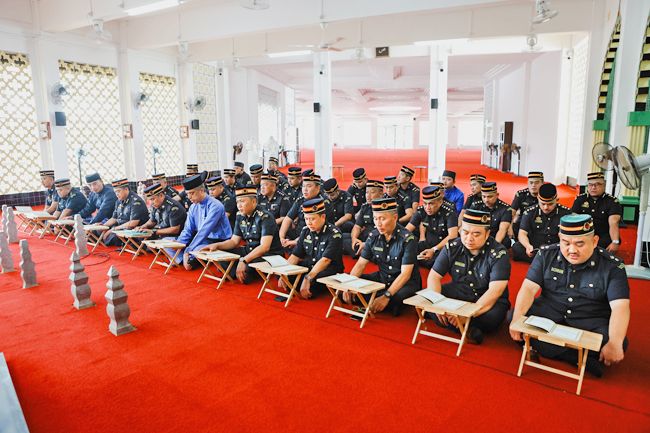 Yasin and Tahlil prayers held for Brunei Sultan's late parents and late son