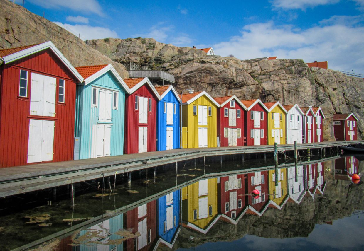 Smögen on Sweden's west coast: the colourful wooden houses by the harbour are the symbol of this fishing village – and the starting point for Linnea's seaweed safari. — Photo: Sabine Glaubitz/dpa-tmn