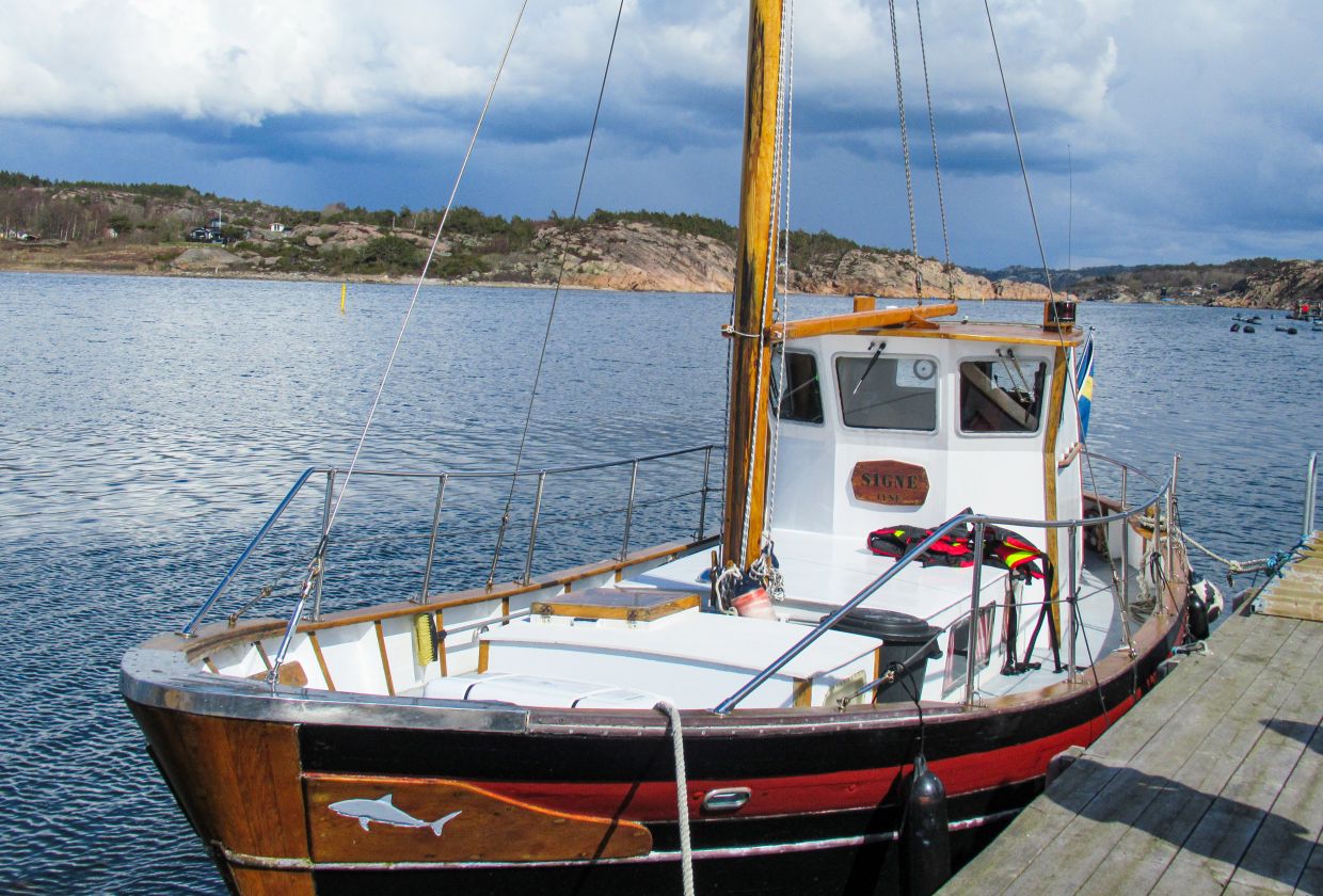 Signe, a blue food tour boat, restored by Lars Marstone in Gullmarsfjord. — Photo: Sabine Glaubitz/dpa-tmn