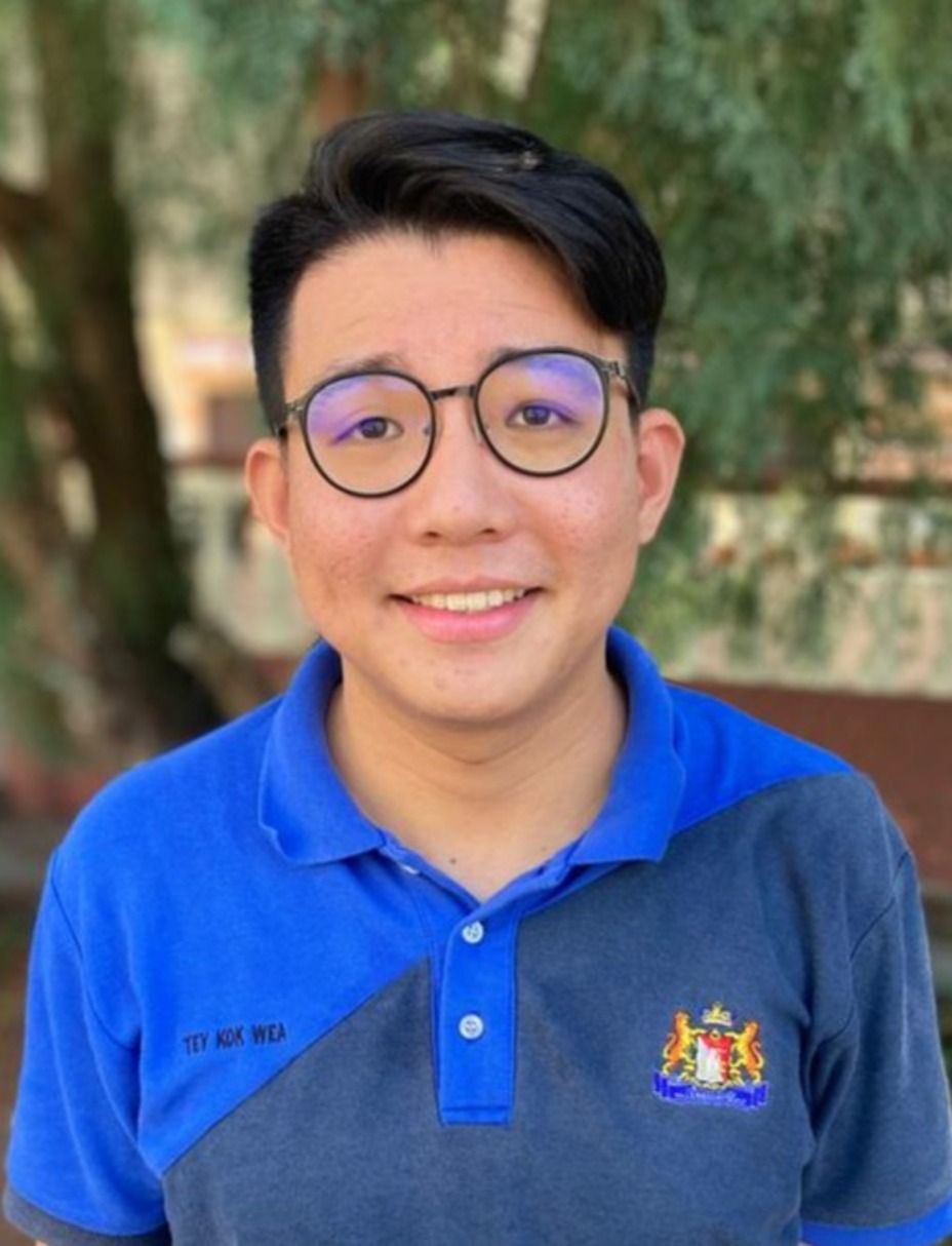 Segamat MCA Youth chief Tay Kok Wea, who is also a Segamat Municipal Council councillor, stepped in to help 88-year-old Sim Giok Hong to pay the RM50 compound issued against her for selling vegetables without a licence. (Courtesy photo)