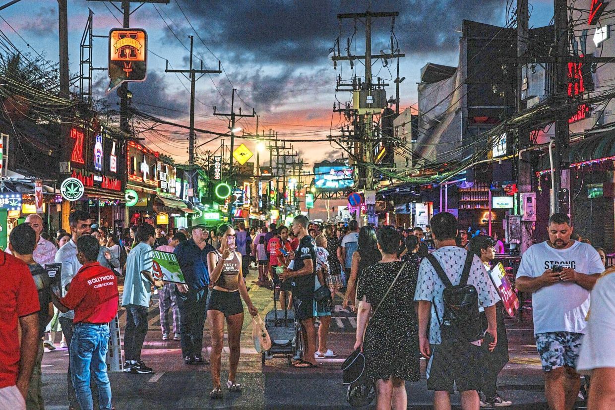 Thailand foreign tourists seen at 35.5 million this year, finance ministry says