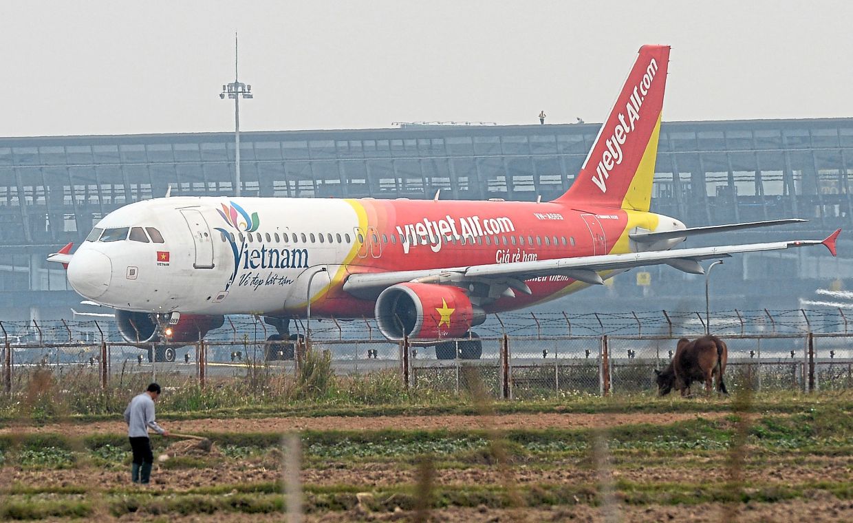 Four flights diverted due to fog at Noi Bai Airport, Hanoi, Vietnam