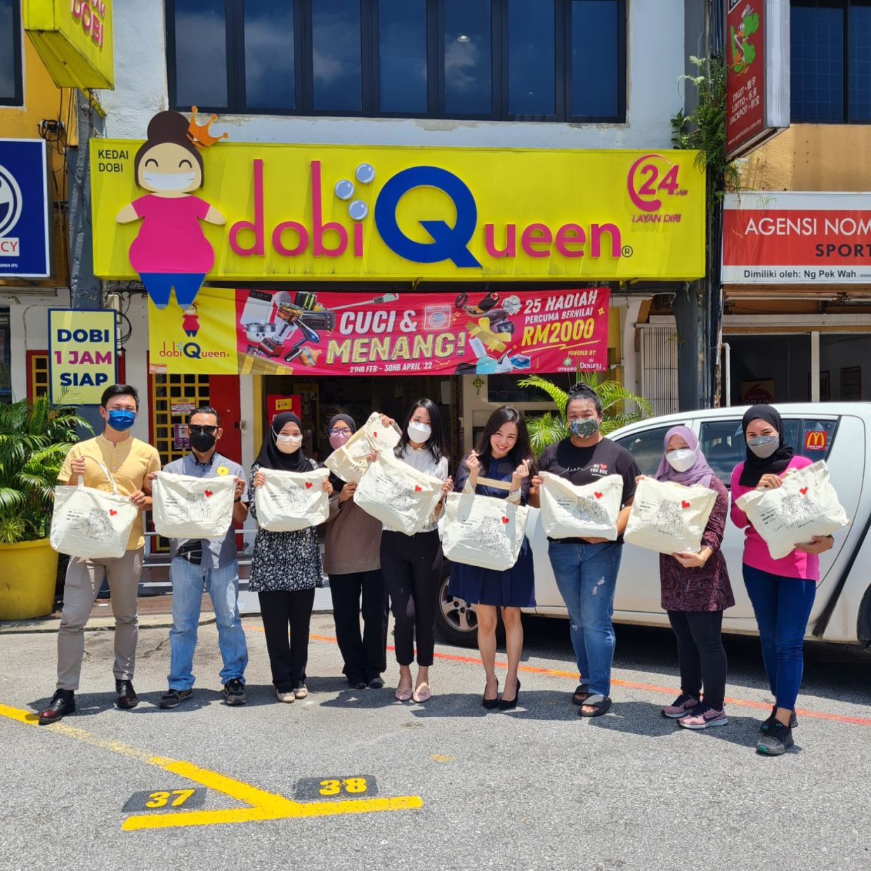An earlier collaboration with Dignity for Children Foundation where personalised Raya bags were distributed to children.
