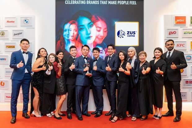 From beans to brand gold: The ZUS Coffee team proudly showcasing their award during the Putra Brand Awards.