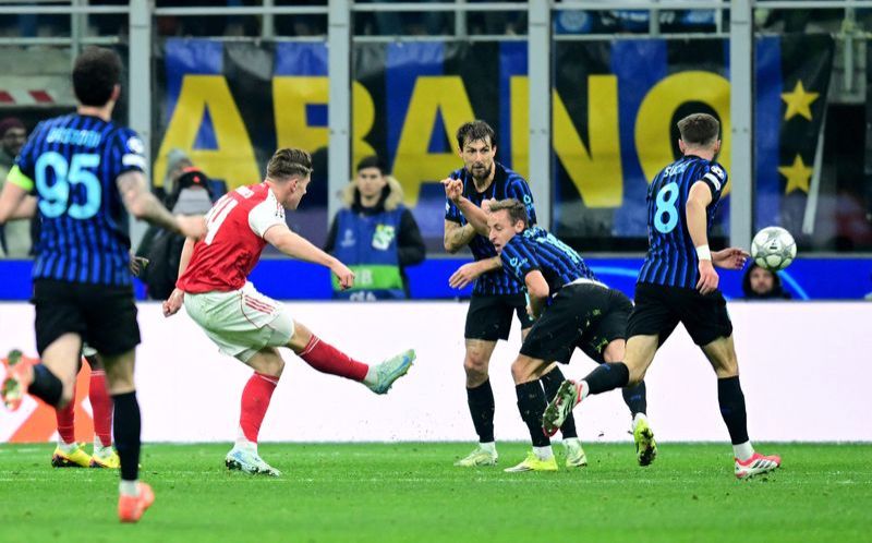 Soccer-Top‑eight scramble dominates Champions League group climax