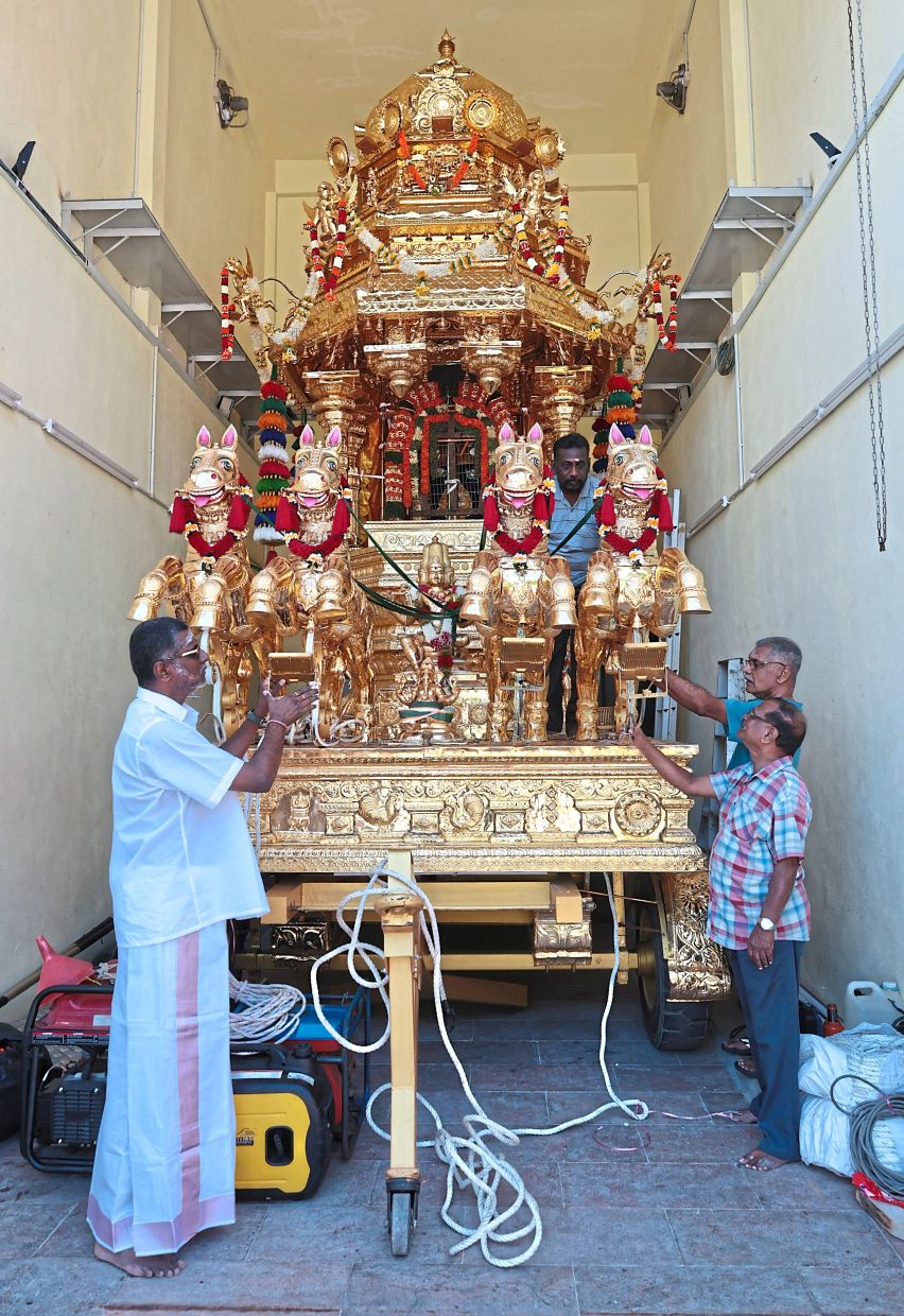 PHEB members checking preparations for the golden chariot’s journey for Thaipusam this year.