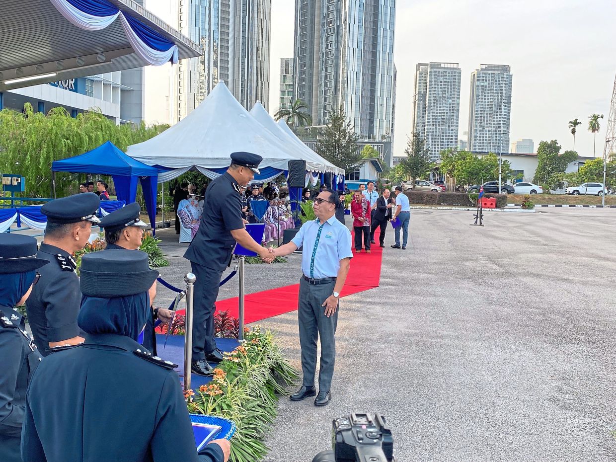 Harudin Asmal receiving his commendation for programmes on cashless transactions and reducing financial fraud risks.