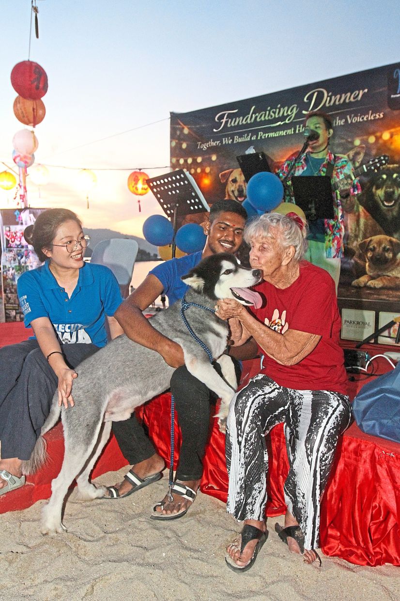 Janssen (right) during the charity dinner at a beachfront restaurant in Batu Ferringhi. — Photos: LIM BENG TATT/The Star