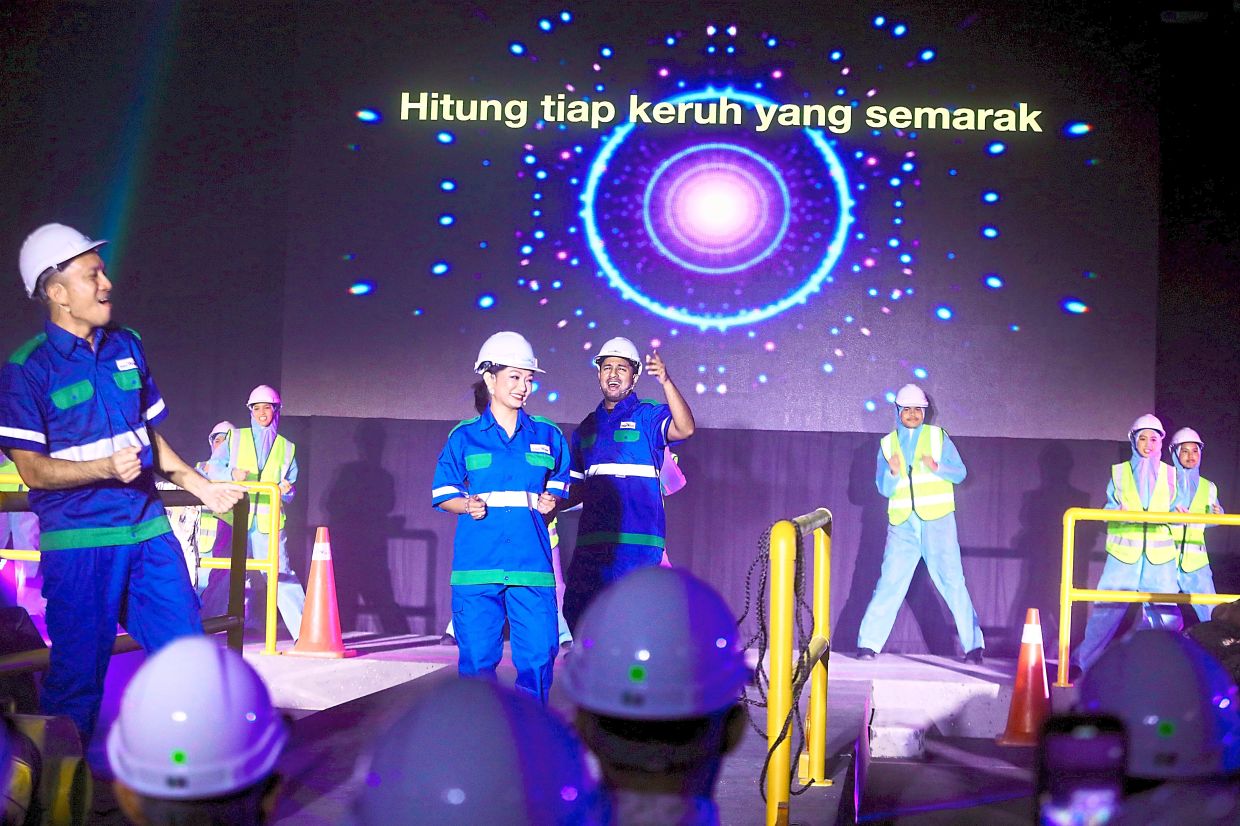 (From left) Loh, Atilia and Phraveen in a scene from the IWK theatre production.