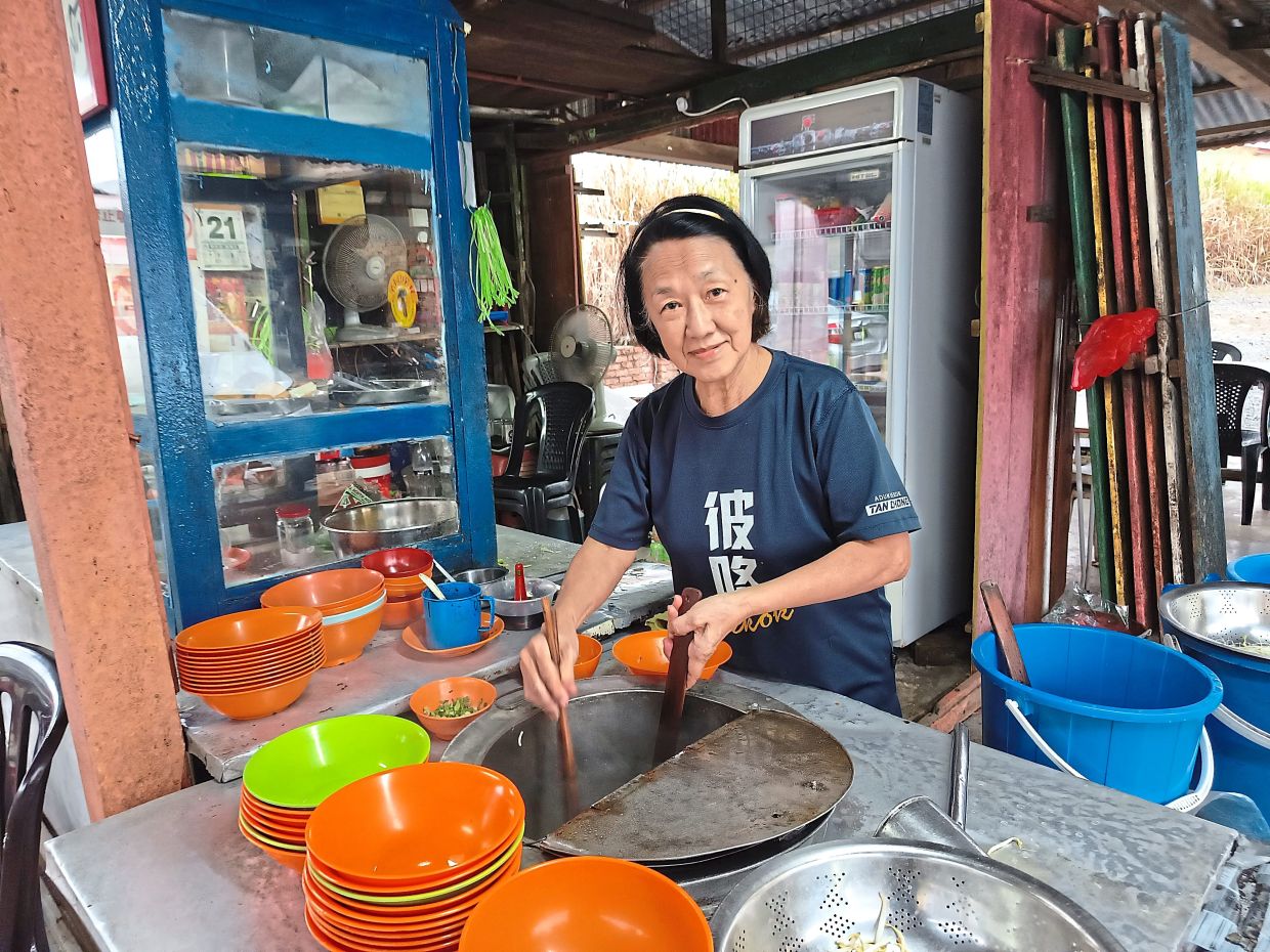 Tan’s asam laksa business benefits from its proximity to Bekok train station.