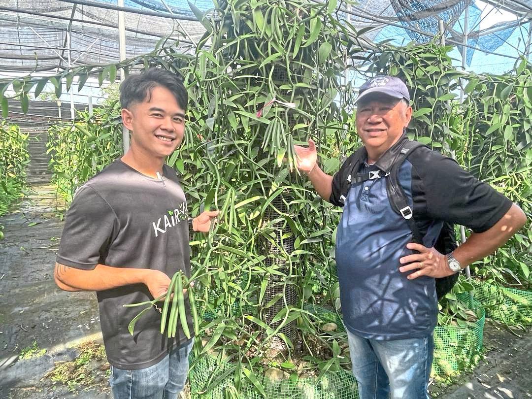 Phua (right) sees potential in Wong and believes that trust and patience can help former prisoners turn over a new leaf. Photo: Yayasan Hasanah