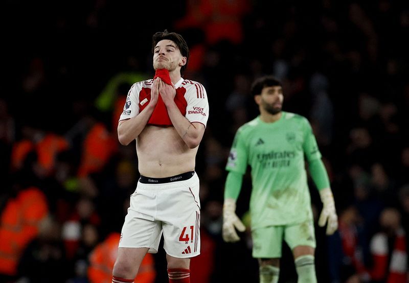 Soccer-Arsenal under pressure as Premier League title race heats up