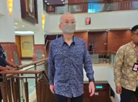 Hoarse but not out: Dr Wee marches back into Parliament