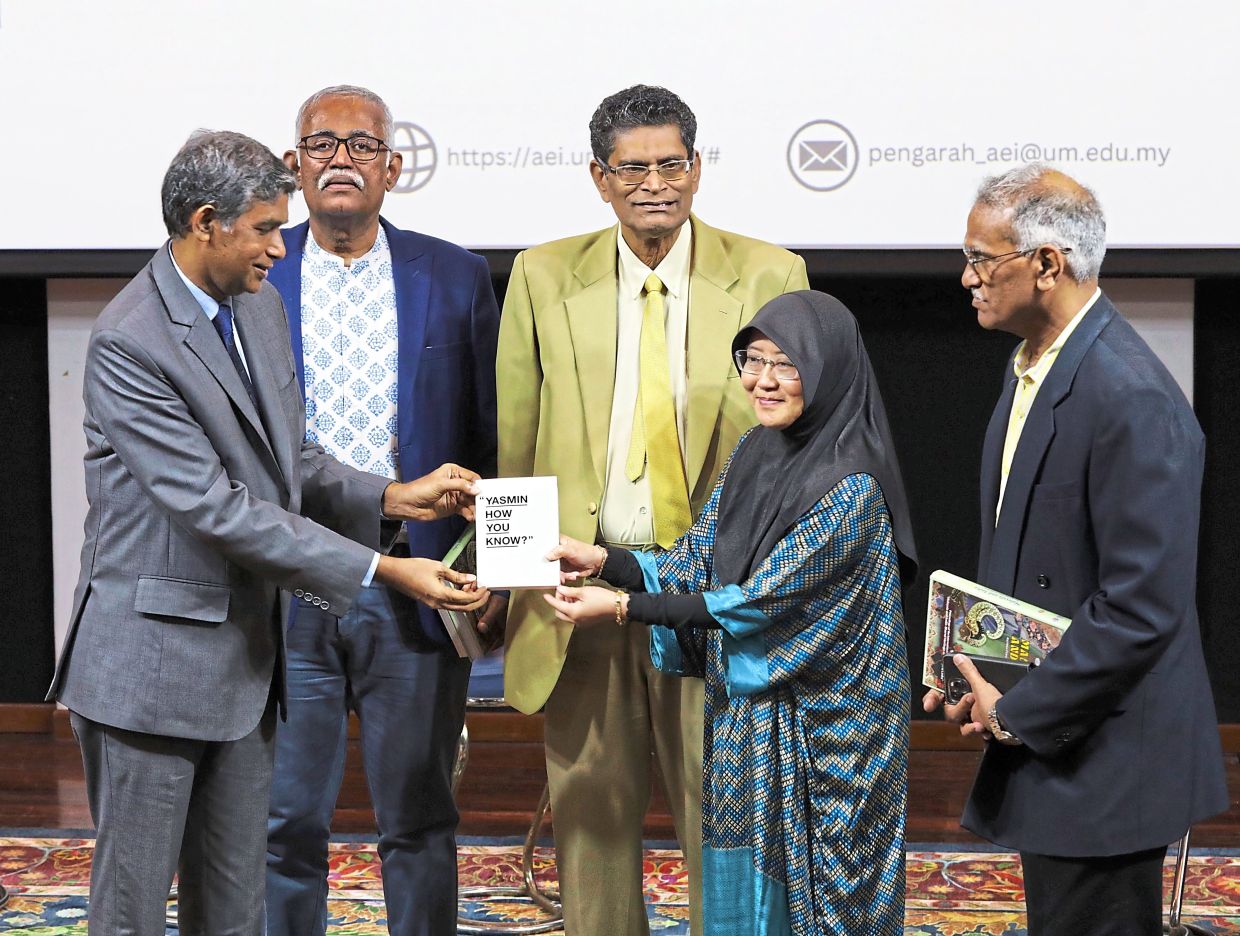 (From left) Reddy, Prof Rajah, Prabhakaran and Sasikumar giving a token of appreciation to Orked before the screening.