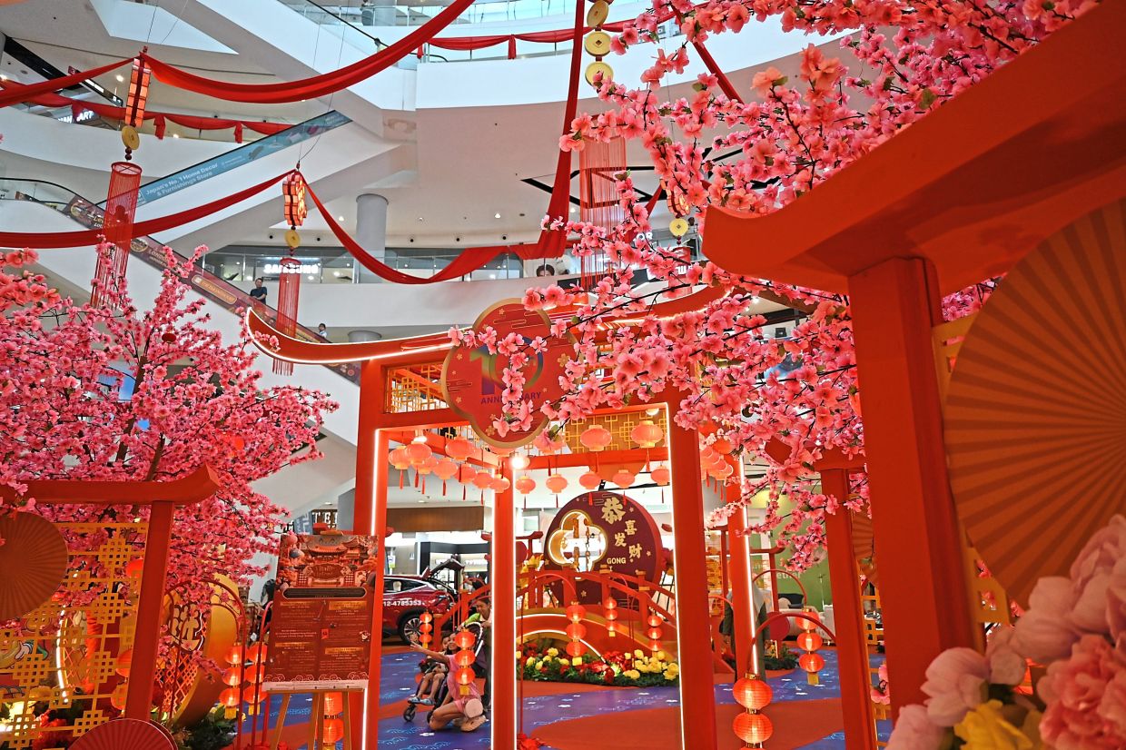 Captivating floral arrangements enhance Aman Central’s beautifully illuminated festive decor. 