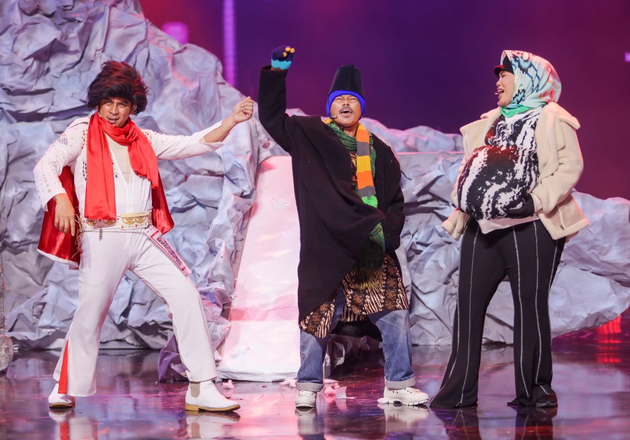 Comedy group Jozon delivering a show-stopping performance on Muzikal Lawak Superstar.