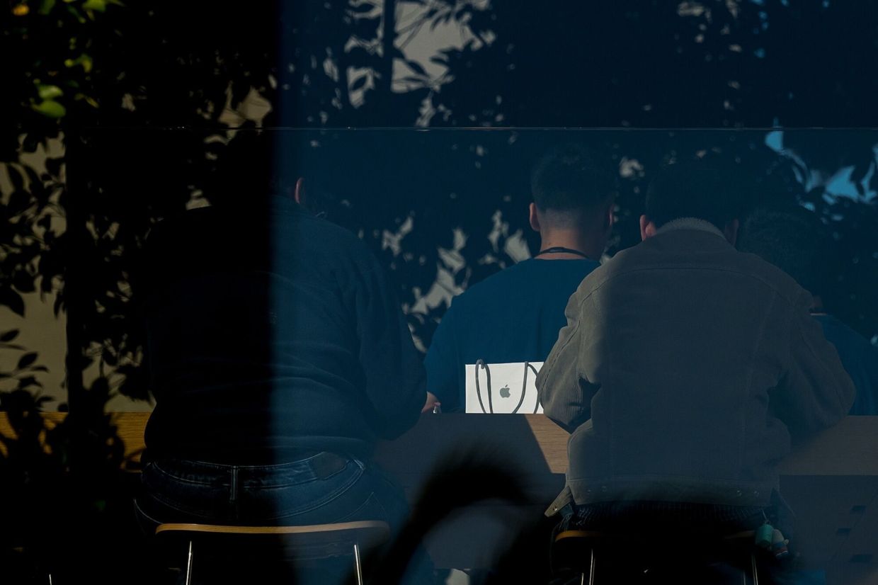 Apple spent years downplaying AI chatbots. Now Siri Is becoming one