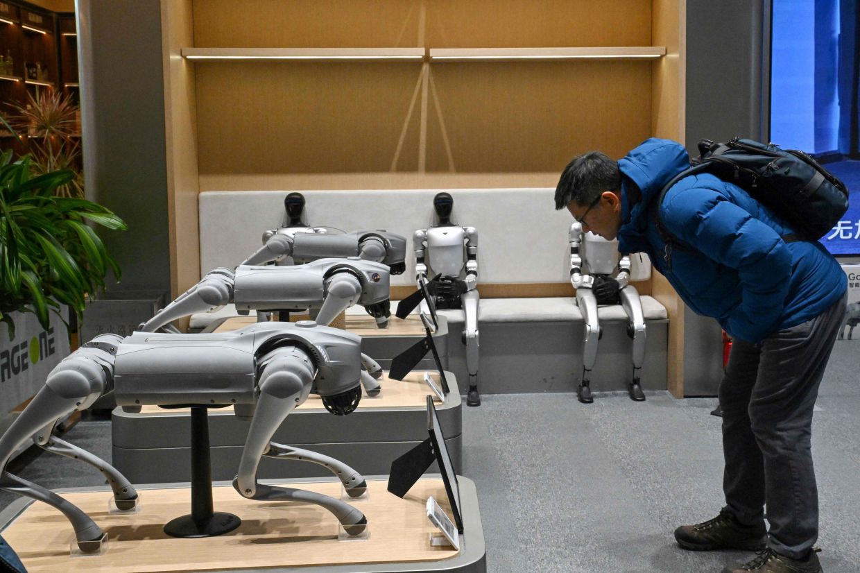 Japanese artist chains up thrashing robot dog to expose AI fears