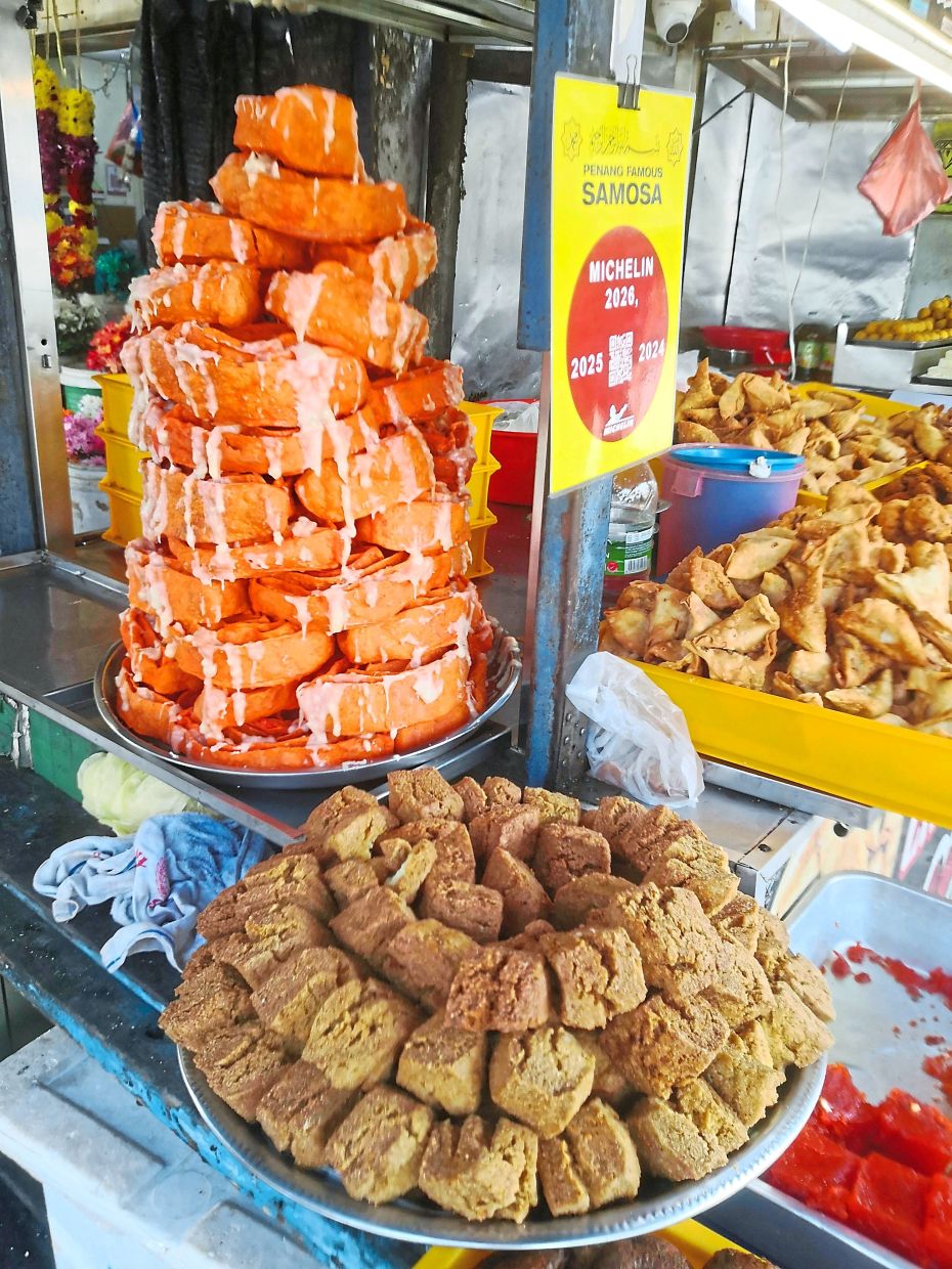 The street food stall Penang Famous Samosa offers traditional Indian desserts and snacks.