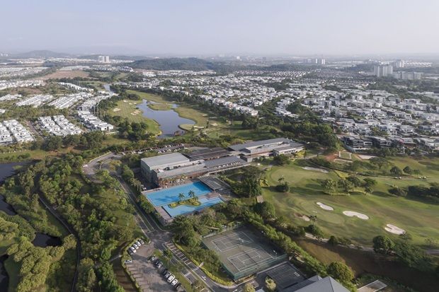 The township’s Golf Course Club sits along its natural waterways, blending recreation with its lush landscapes.