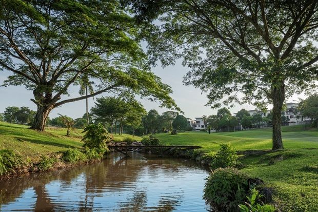 From above, pockets of green space can be seen threading through the township, keeping residents close to nature always.