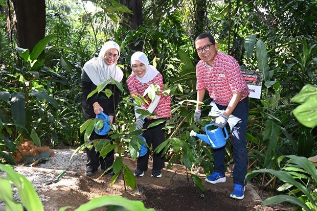Khazanah Nasional Bhd corporate- and support services senior vice president Fizulin Mohamed Zin (left) CIMB Islamic chairperson Datin Azlina Mahmad (centre), and Ahmad Shahriman (right) partaking in the tree planting activity at the CIMB Islamic Green Showcase.