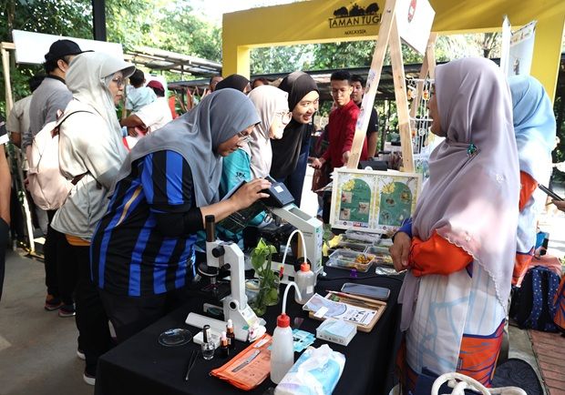 CIMB Islamic’s conservation partners set up booths at the CIMB Islamic Green Showcase for visitors to learn more about their efforts.— ART CHEN/The Star