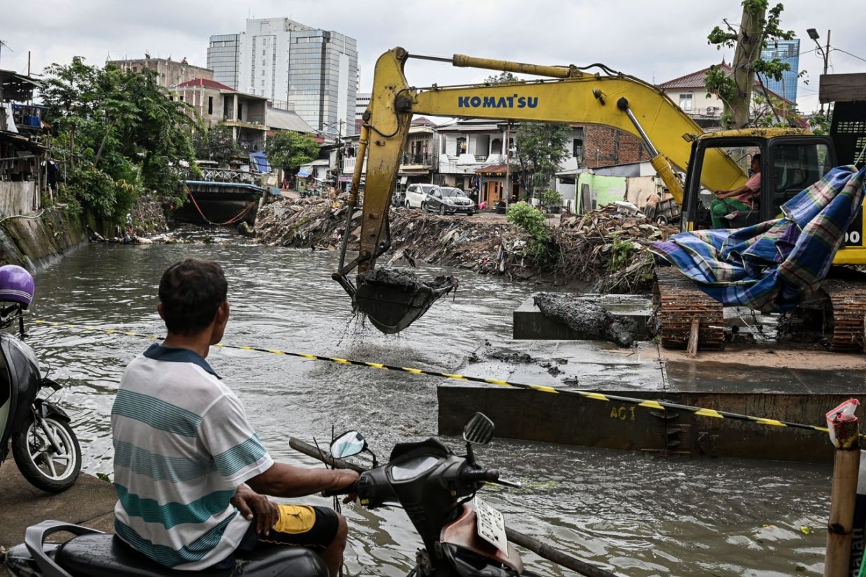 Businesses frustrated that rain still brings Jakarta to a halt