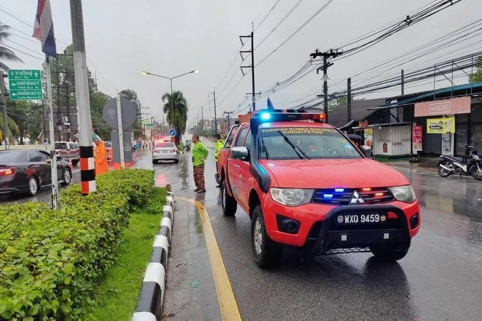 An offroad vehicle from the Sungai Petani Volunteer Fire Association parked on a flooded street in Hat Yai, Thailand. - Photo: Hadi Azmi