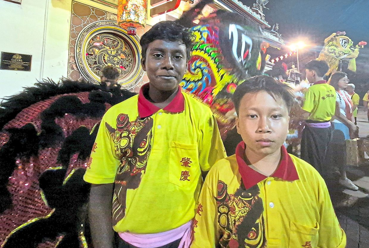 Teen lion dancers thrill crowds at renowned temple’s CNY event