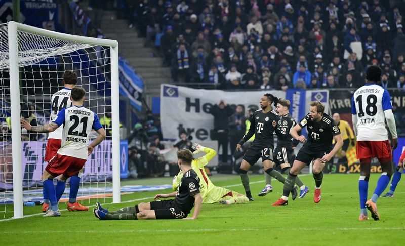 Soccer-Bundesliga leaders Bayern Munich held 2-2 at Hamburg