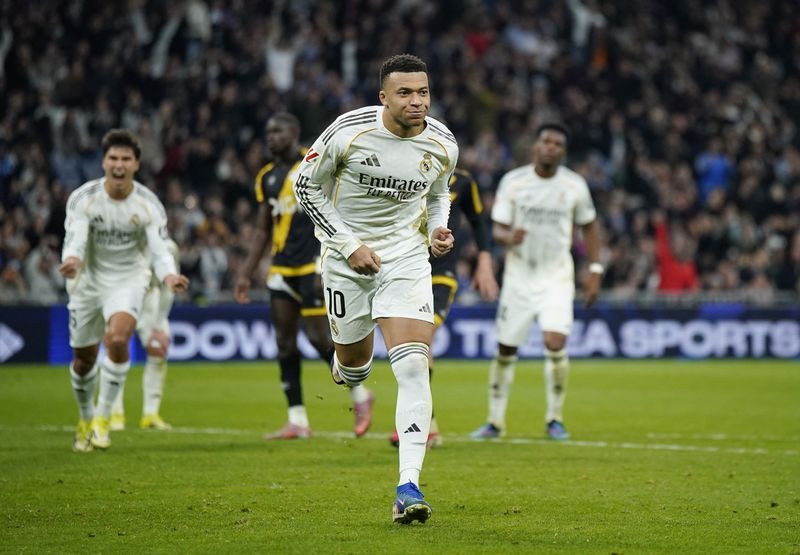 Soccer-Mbappe's late penalty edges Real Madrid past nine-man Rayo Vallecano