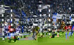 Soccer-Bundesliga leaders Bayern Munich held 2-2 at Hamburg