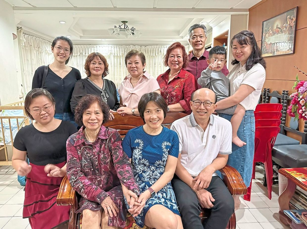 Members of Sibu NCSM led by Dr Chen (seated right) visiting a cancer patient during a Chinese New Year celebration.