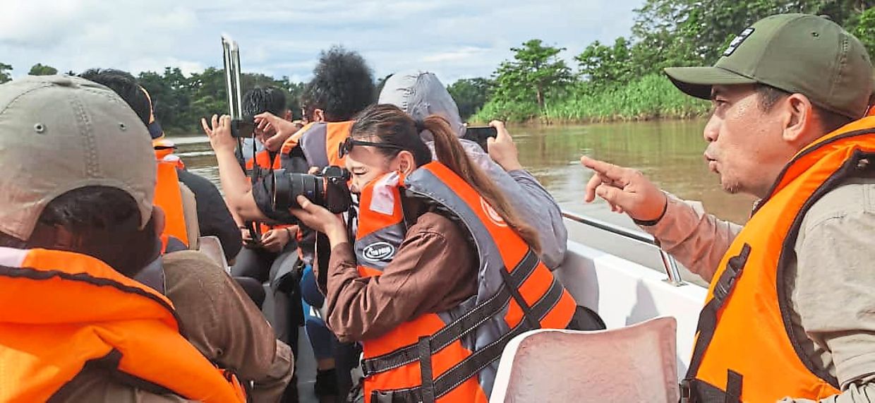 Visitors to Sungai Pin Conservation Area explore how an oil palm plantation can integrate conservation and education alongside production. 