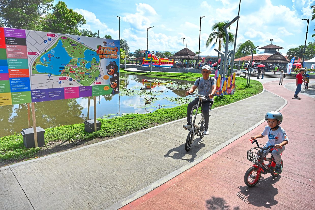 Taman Tasik Titiwangsa draws urban dwellers who want to enjoy its scenic lakeside charm. — Filepic