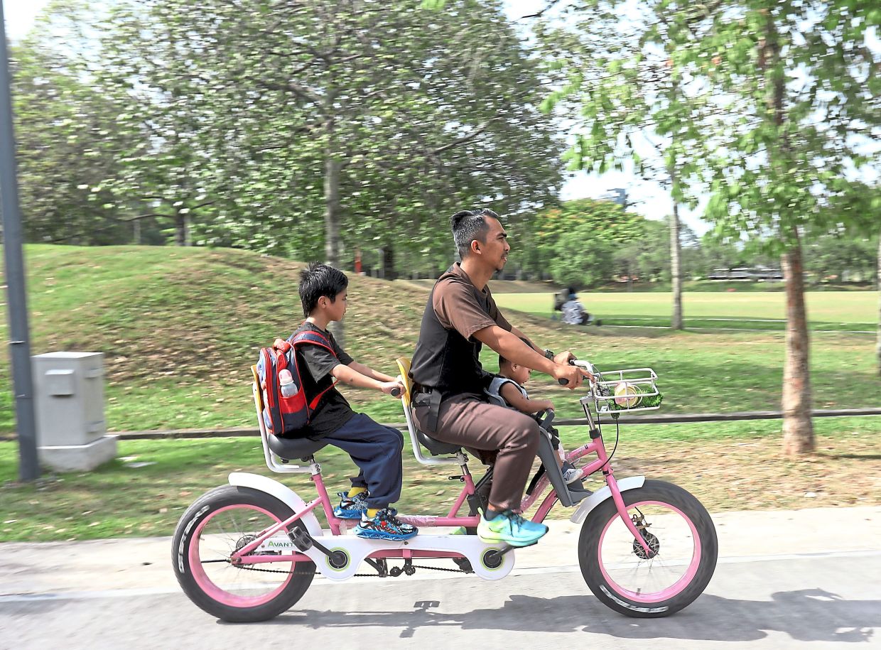 Cycling is a popular activity at the lake park. The number of bicycle rental service operators has risen sharply after the Covid-19 pandemic.