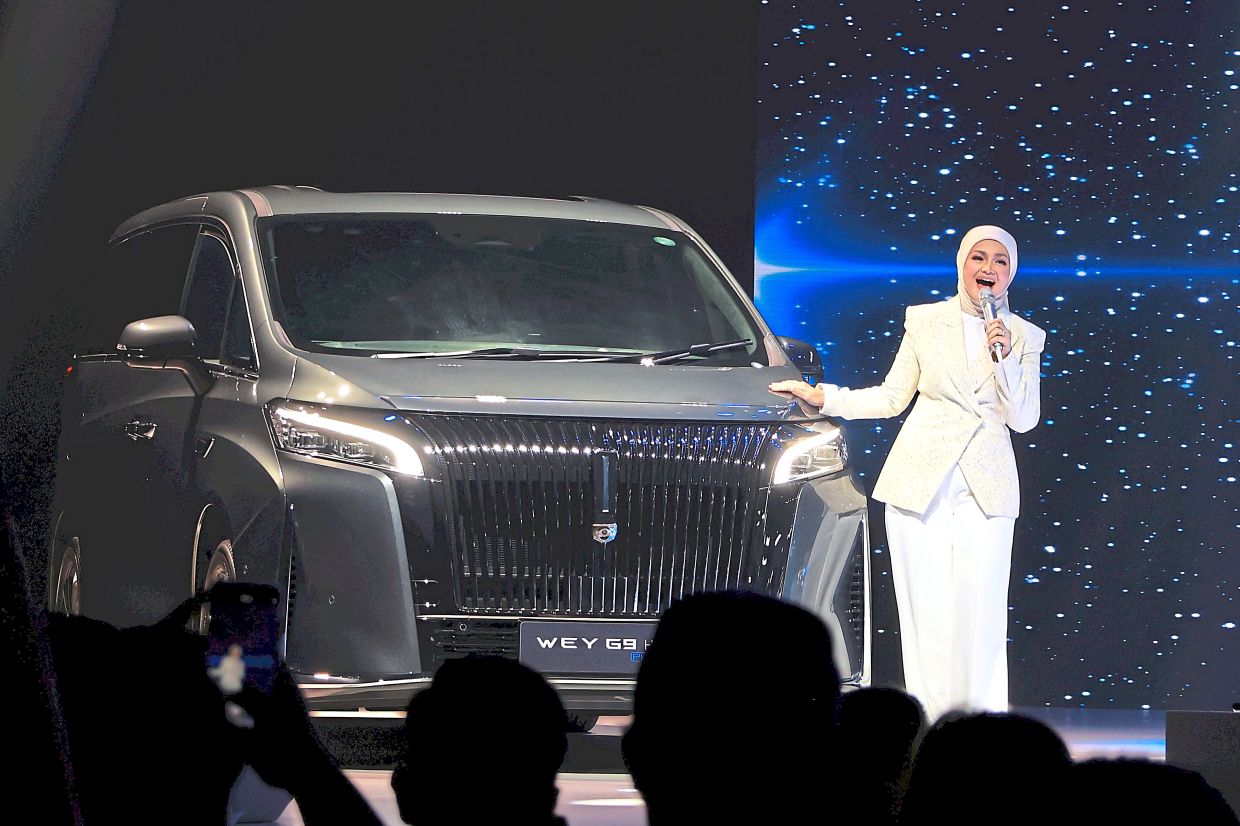 Siti performing during the launch of the Wey G9. 