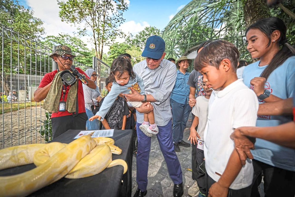 Johor Zoo visitors surprised by PM on family outing