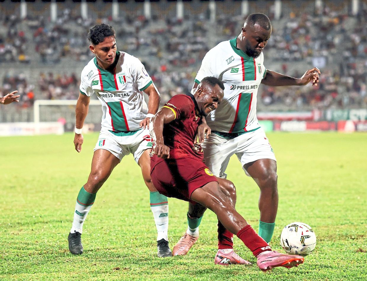 Joseph Esso found no way through. — Bernama