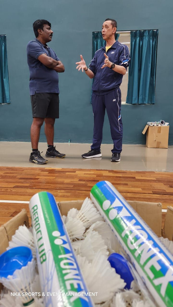 Datuk Misbun Sidek having a word with head coach Rajinikanth.