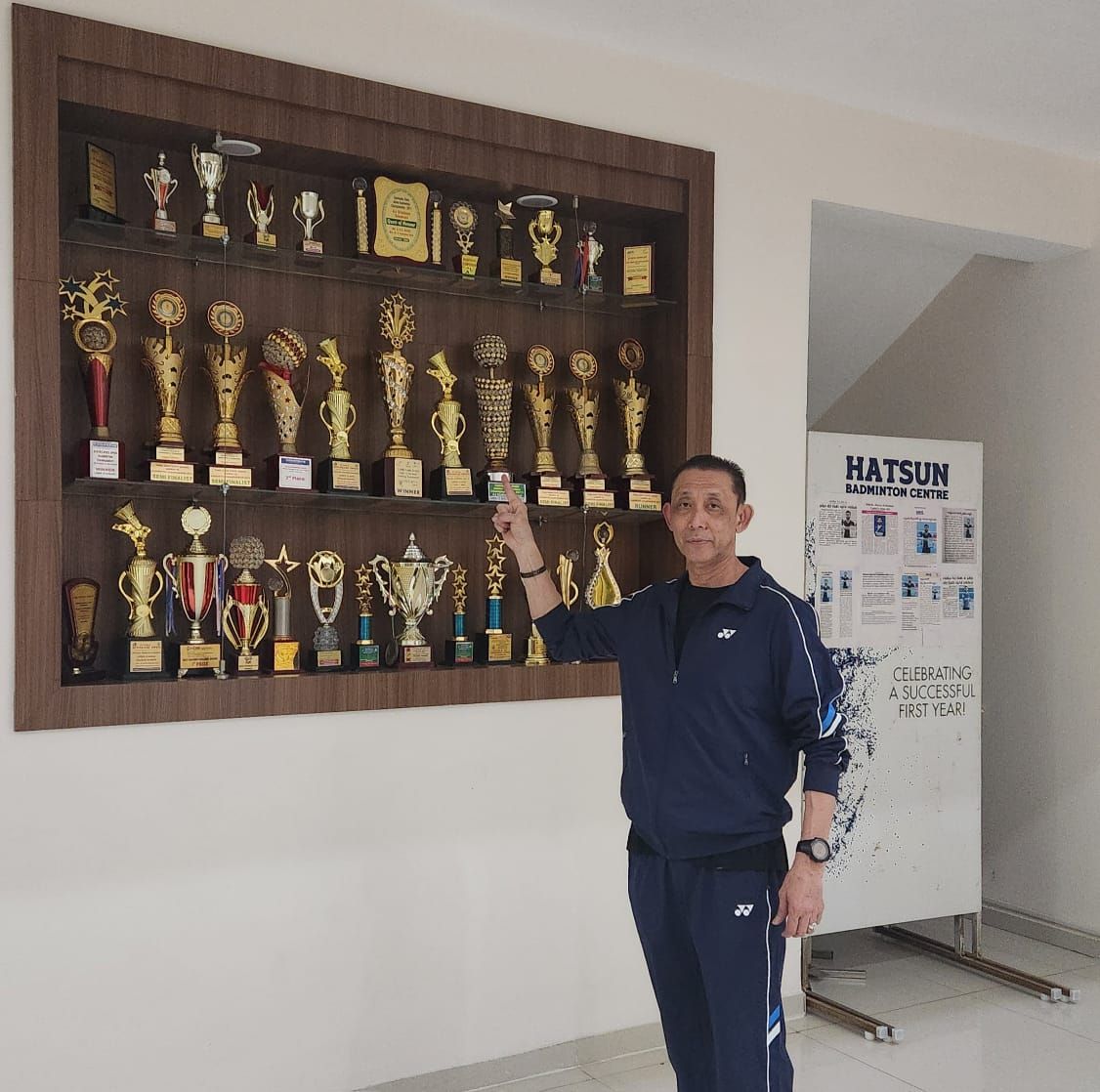 Datuk Misbun Sidek showing the trophies by the academy's junior talents.
