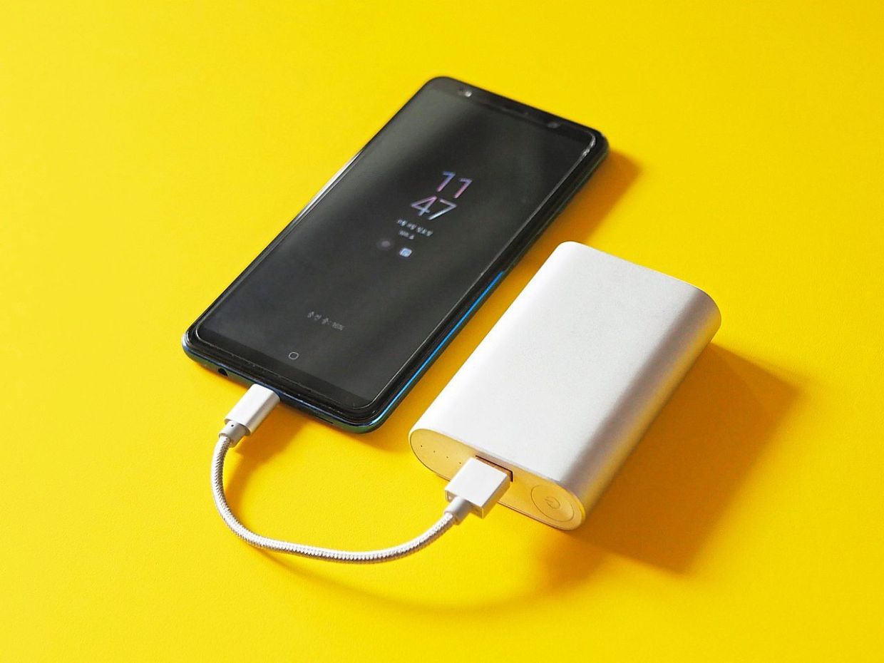 More international airlines restrict in-flight power bank use