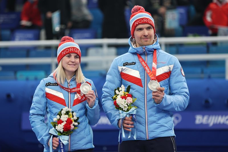 Olympics-Norway's mixed doubles curlers welcome weight of golden expectations
