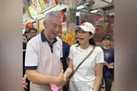Actress Pan Lingling received ang pow from Singapore politician Lee Hsien Loong during his CNY walkabout