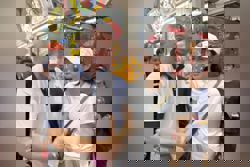 Actress Pan Lingling received ang pow from Singapore politician Lee Hsien Loong during his CNY walkabout